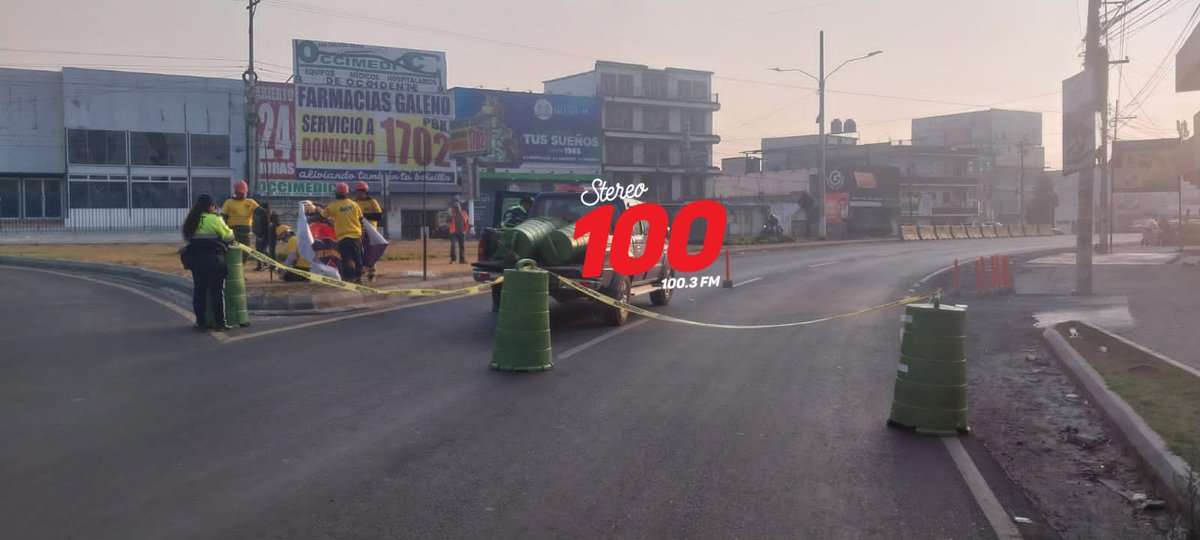 stereo100xela's tweet photo. #PasoCerrado 🔴 | Cierran paso de ambos carriles desde la rotonda a Tecún Umán al sector de construcción del paso a desnivel. Cómo se había anunciado debido a trabajos que realizaran por tres meses, el tránsito esta siendo regulado por la PMTQ.
Vía Moisés Cottom https://t.co/s0DfsZtLNR