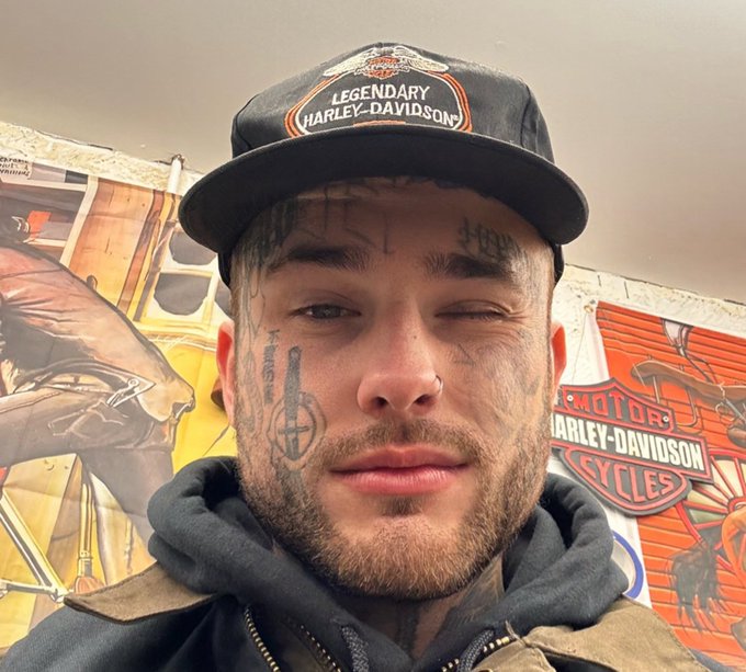 Does anyone wanna DM me on my OnlyFans while it&rsquo;s free?  https://t.co/DWyRresiJ4 https://t.co/GdxQv0