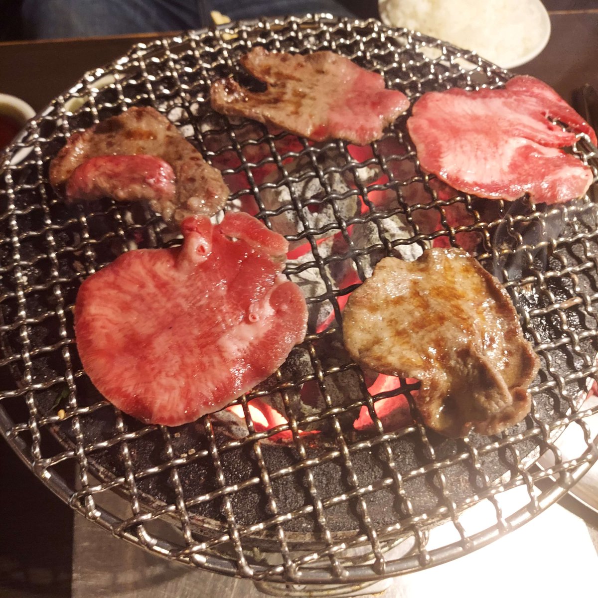 limilie_'s tweet photo. 近所の女子大生からユニバカサミフェスのお土産と焼き肉をいただきました。ありがとうございます励みになります💕 https://t.co/svhOMMSAkH