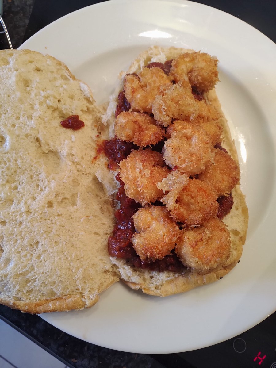 DariusTLPM's tweet photo. This slapped. (Left over Döner Bread with Panko Breaded shrimp on Tomato Redwine sauce) https://t.co/VWqPLiCJDU