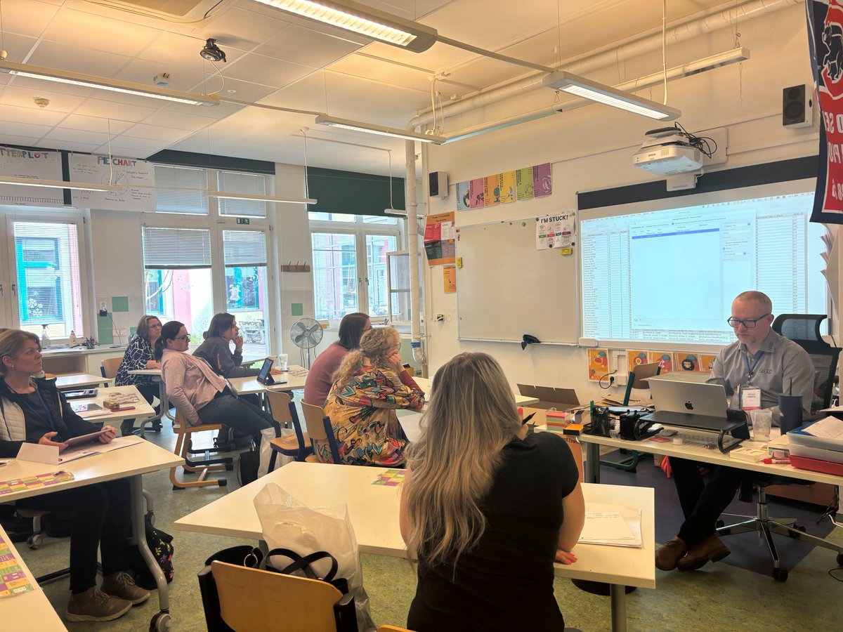 24Usro's tweet photo. Workshop 14 - HOnza Koudelka představuje účastníkům z řad učitelů nové možnosti, které jsou, ohledně tabulek. Není jen Excel. Výhody softwaru FileMaker mohli učitelé objevit možná až dnes.

#ucitelskysummit, #prodejemtonekonci, #appleveskole, #ipadyvevyuce, #ipadyveskole https://t.co/JqRAoaObWZ