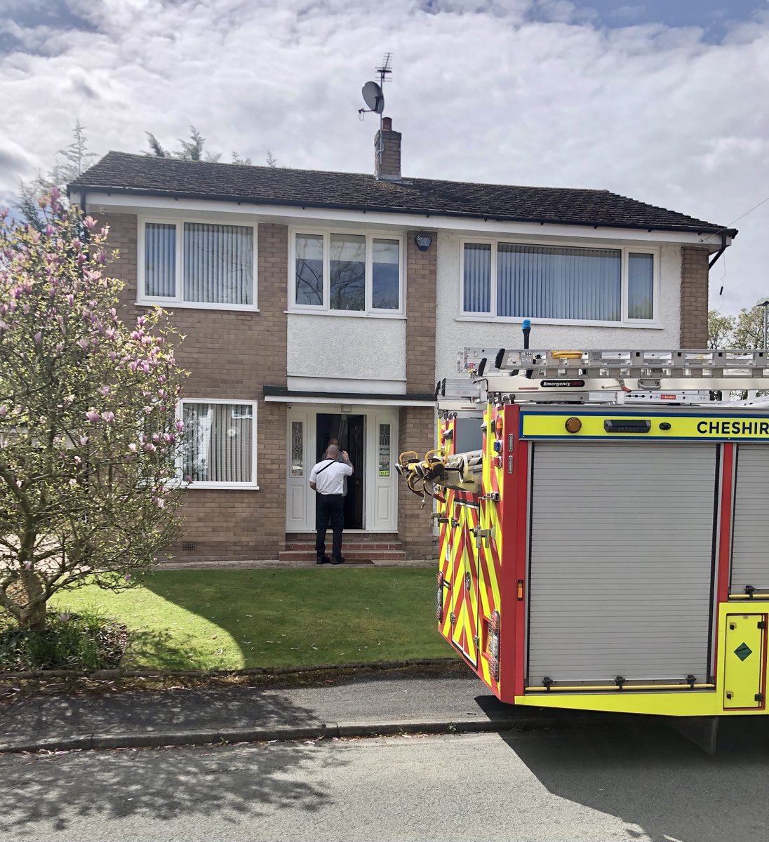 This morning, White Watch have been out conducting Safe & Well visits in a number of streets across Lymm. To see if you are eligible for a free Home Fire Safety Check, follow the link below: orlo.uk/8AbQ6