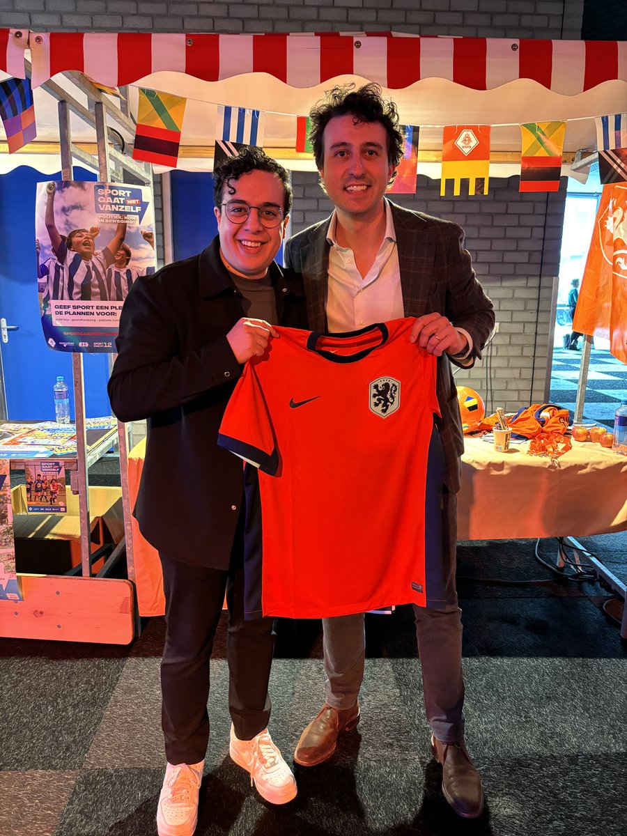 KNVB's tweet photo. Politiek in beweging! 

De leden van @gl_pvda trappen een balletje bij de stand van @nocnsf en de @knvb. 

De volgende stap is om de kracht van sport óók in te zetten voor een sterker Nederland. In het onderwijs, in de zorg, bij het inrichten van de publieke ruimte en in het economisch beleid. 

We roepen daarom ook de formerende partijen op: investeer in het regeerakkoord in sport.

#sportgaatnietvanzelf