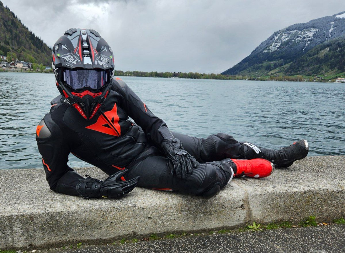 Hello there! 😈🔥
#gear #gearhead #gearfetish #leather #leathersuit #dainese #biker #lagunaseca #airoh #helmet #aviator #knox #handroids #sidi #crossfires #boots #gloves #contrast #red #black