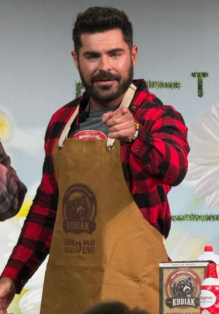 Doing his Kodiak pancakes 🥞 😋 😍 in Bentonville, Arkansas at Walmart yesterday ❤️🖤 he's so handsome 
@ZacEfron