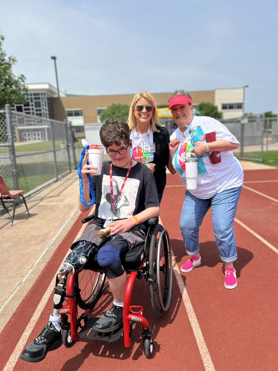 A few more photos to document the fun! #fieldday @MHS9th