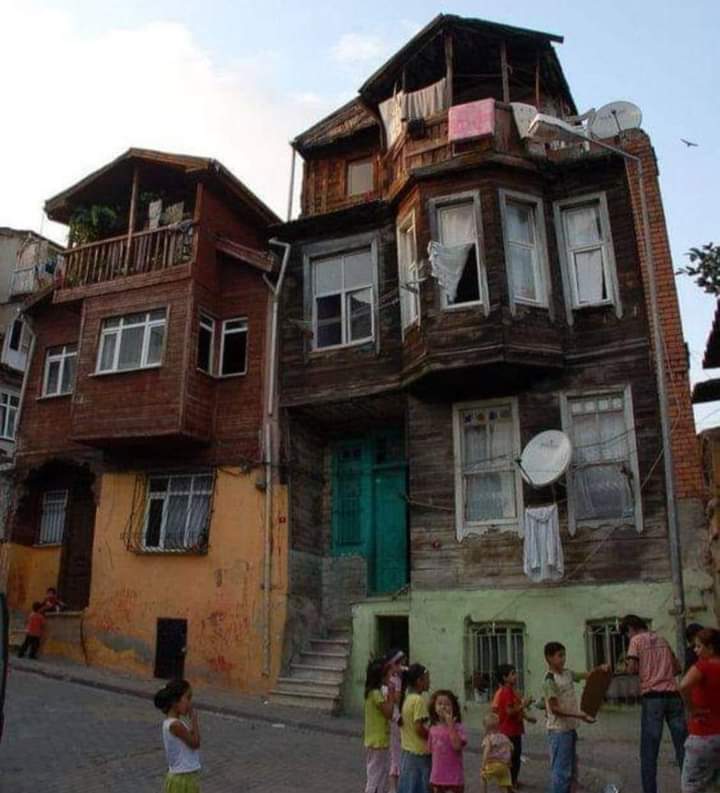 NataliAVAZYAN's tweet photo. " Biliyoruz ki, bütün acılar bir gün geçer.
Bütün fotoğraflar sararır.
Yara kabuk tutar kapanır. 
Bir sabah yine taze ekmek ister canın kahvaltıda. 
Bir fincan sade kahve. Demli bir çay ister akşam üstü olunca. Sokakta mevsimi fark edersin, aynada kendini. Önceleri belli belirsiz, sonra gamzene kadar gülersin. 
Şarkılar mırıldanır, çekmecelerde renkli kalemlerini ararsın. Kuşlar gelir konar dallarına. 
Kırıldığın yerden çiçek açarsın.
Bütün acılar bir gün geçer. 
Ya da alışırsın. "