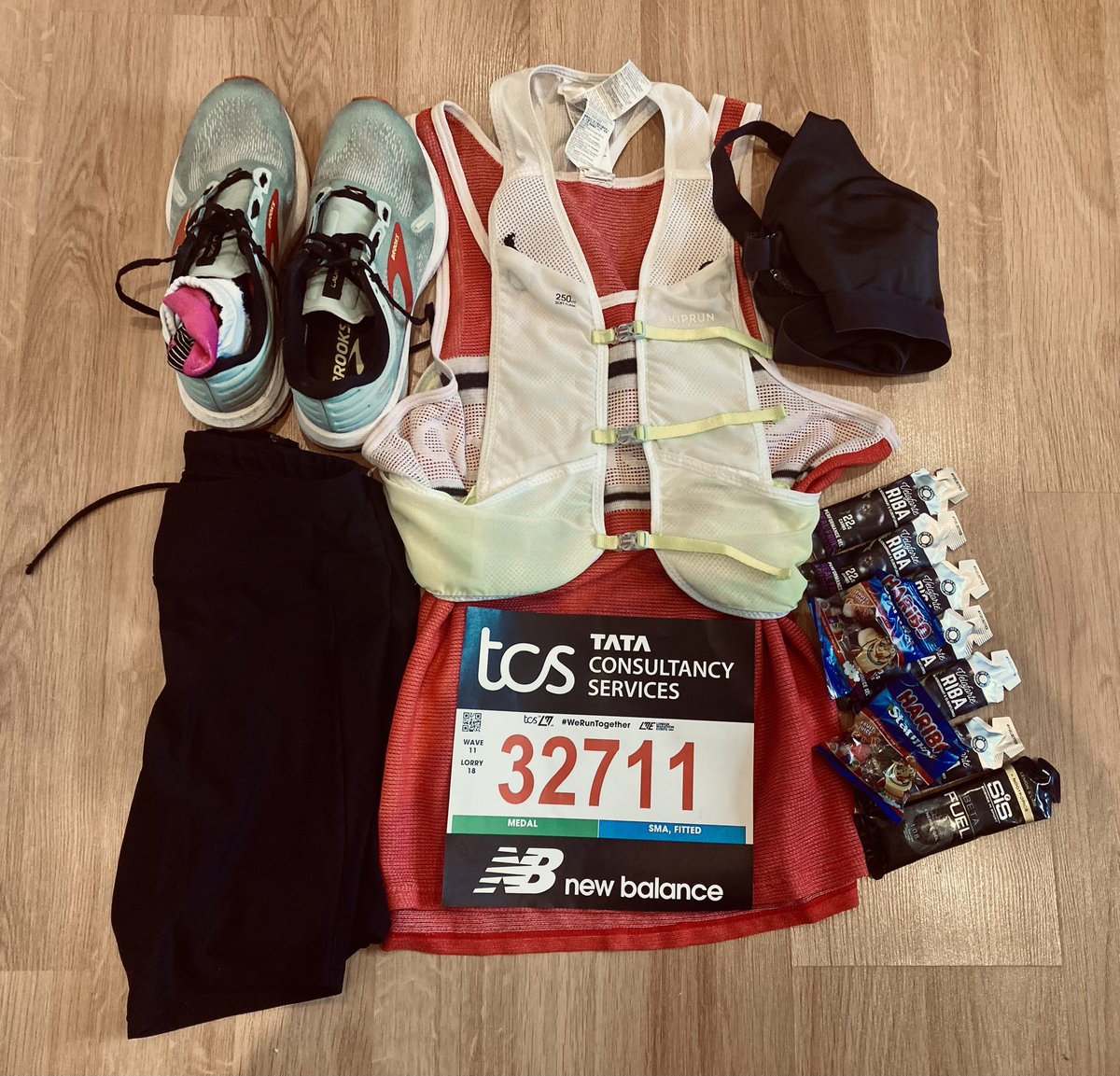 I know you’ve been waiting with bated breath for this one (jokes)… THE FLAT LAY!!! Tomorrow I run the #londonmarathon2024 for @StRichardsHosp and I cannot wait! Thank you, Thank you, Thank you to anyone who has donated! justgiving.com/fundraising/Lu…