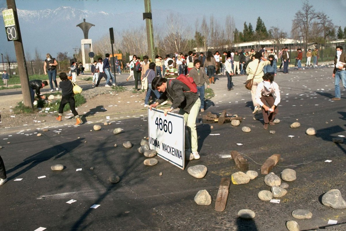 Encontré estas imágenes del campus San Joaquín. Al parecer corresponden a una protesta en el 1985. Brígido ver cuanto ha cambiado la u en 40 años