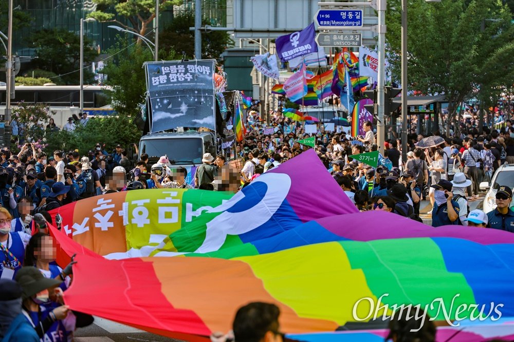 🚨 Pelo 2° ano, Governo de Seul decide NÃO PERMITIR que a Parada Queer, evento de Orgulho LGBTQ+, aconteça na praça central da cidade.

Ano passado, o local sediou um evento de recuperação juvenil cristão e flopou, enquanto a parada reuniu mais de 150 mil pessoas em outro lugar.