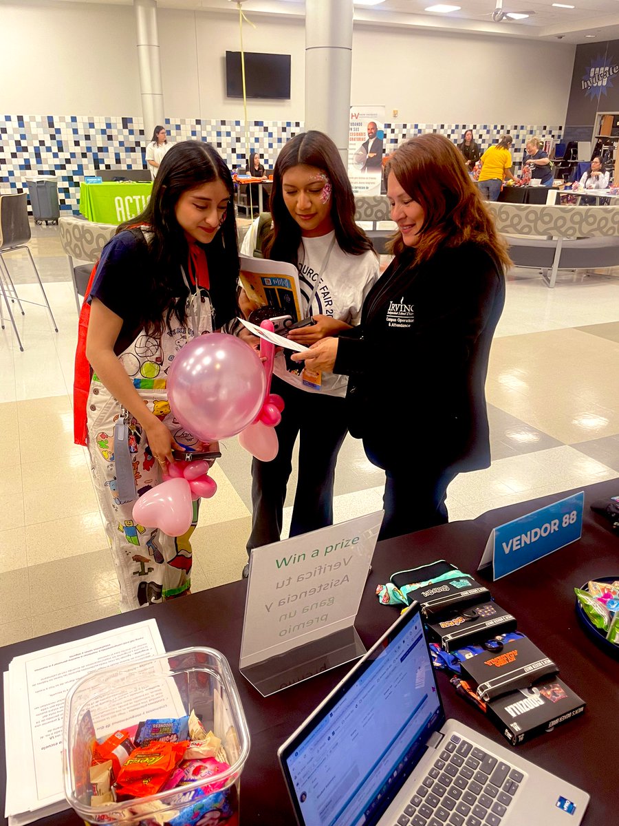 There is still time to come and see us at the Campus Operations table! 🎓Check your attendance and win a prize! 🤩
#AttendanceMatters 🎓🌟