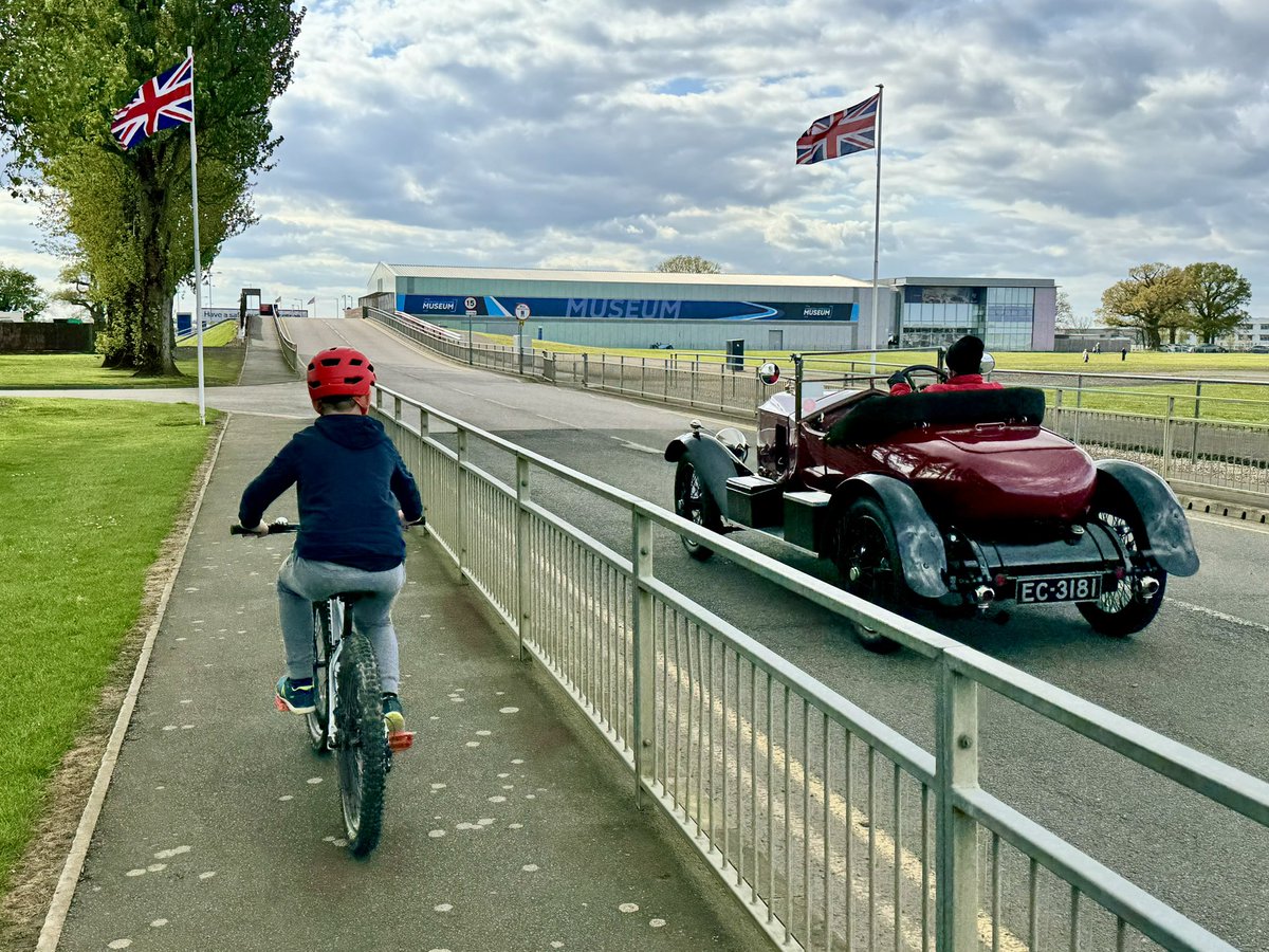 craigyv83's tweet image. Vintage things 😎 #Silverstone #vscc #SpringStart