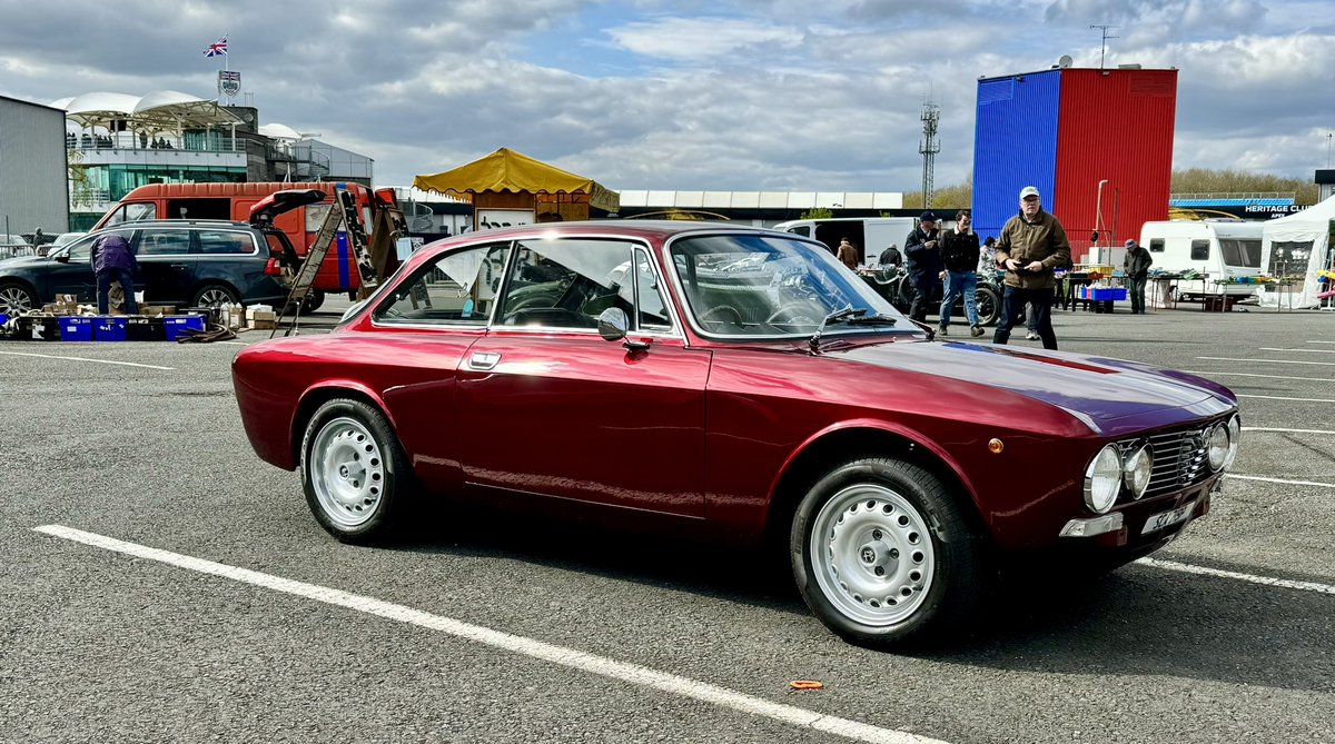 craigyv83's tweet image. Vintage things 😎 #Silverstone #vscc #SpringStart