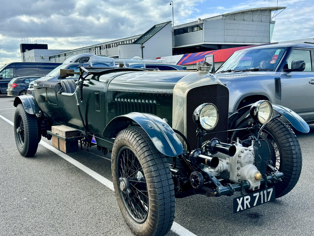 craigyv83's tweet image. Vintage things 😎 #Silverstone #vscc #SpringStart