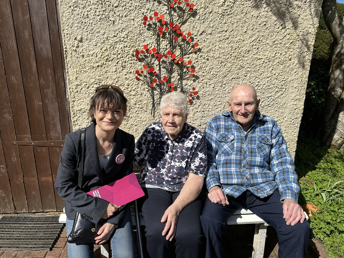 JohannaBaxter's tweet photo. ☀️+ great conversations on the doors 
= 🥰

#happycandidate #LabourDoorstep #CatsontheLabourDoorstep https://t.co/NSVIIKvF7a