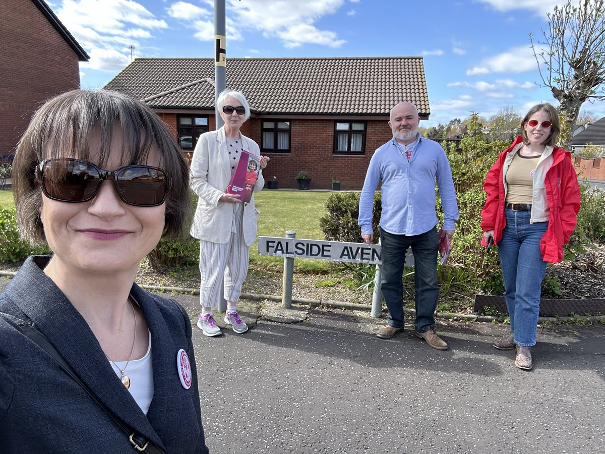 JohannaBaxter's tweet photo. ☀️+ great conversations on the doors 
= 🥰

#happycandidate #LabourDoorstep #CatsontheLabourDoorstep https://t.co/NSVIIKvF7a