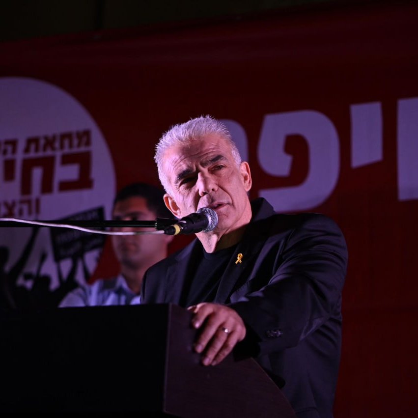 ראש האופוזיציה @yairlapid נאם בהפגנה נגד הממשלה בחיפה ותקף את נתניהו : 'הממשלה הזו היא לא המדינה - הממשלה הזו היא אסון שקרה למדינה. האם מדינת ישראל היא ראש ממשלה מושחת ומסוכן שאיבד את הבלמים, שכל מה שמניע אותו זה להיאחז בכסא ובלשכה - או שמדינת ישראל היא האזרחים שנחלמים על מה שהם