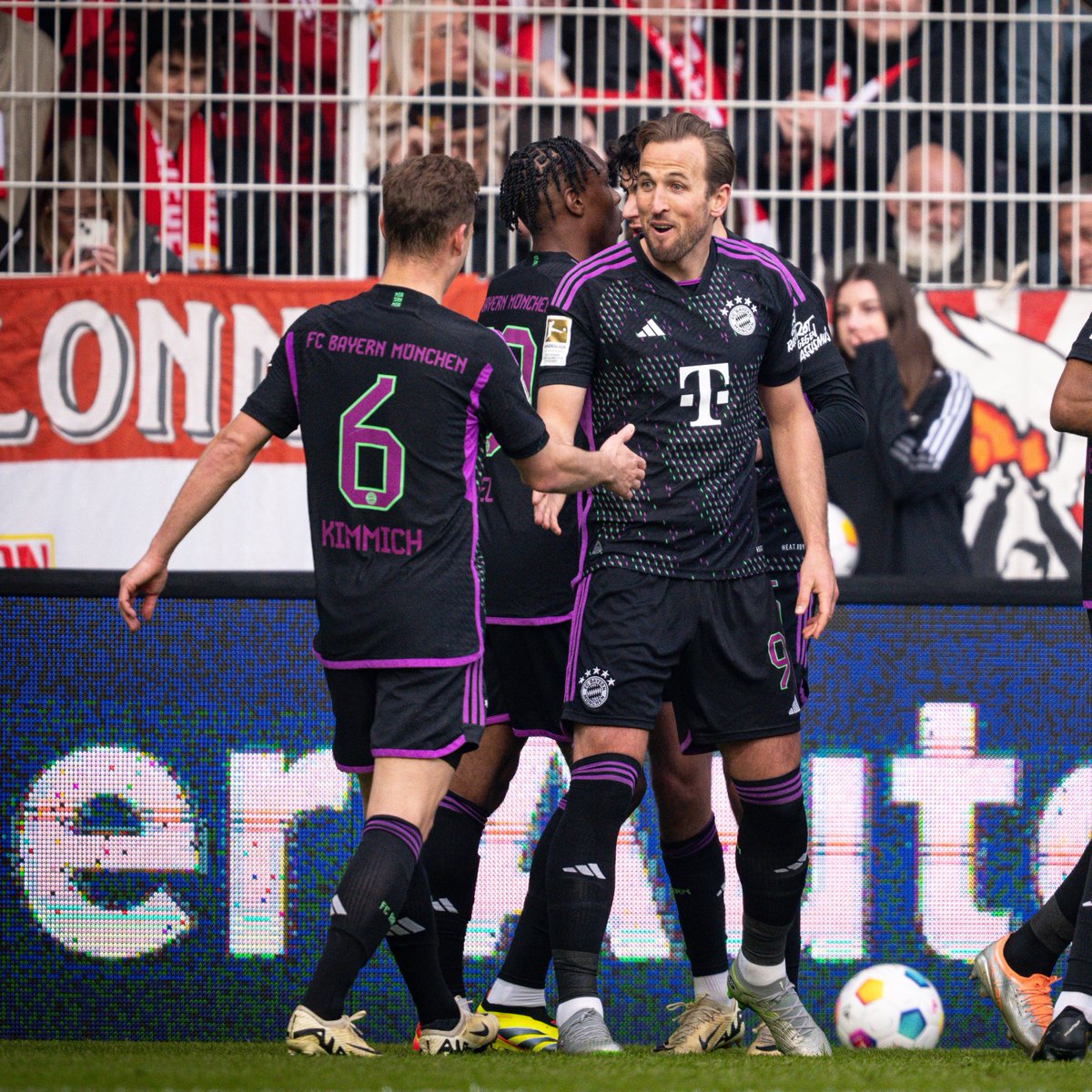 Harry Kane now has 33 Bundesliga goal in his debut season with Bayern. What a player.