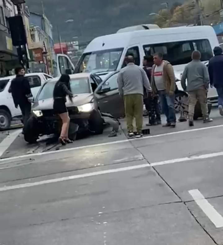 LdelSurNoticias's tweet image. 🔵 #PUERTO_MONTT: Accidente vehicular 10-4-1.

Accidente de tránsito en las esquinas de GUILLERMO GALLARDO y BENAVENTE . Concurren 2 carros  #B1 #RX4 . Más Samu y Carabineros en el lugar .

🔵 Pre-informe: Colisión de 3 vehículos menores . Un lesionado .