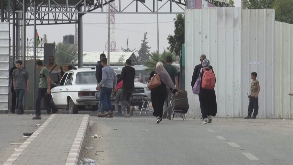 Palestins que viuen a Catalunya denuncien que no poden repatriar els seus familiars ccma.cat/324/palestins-…