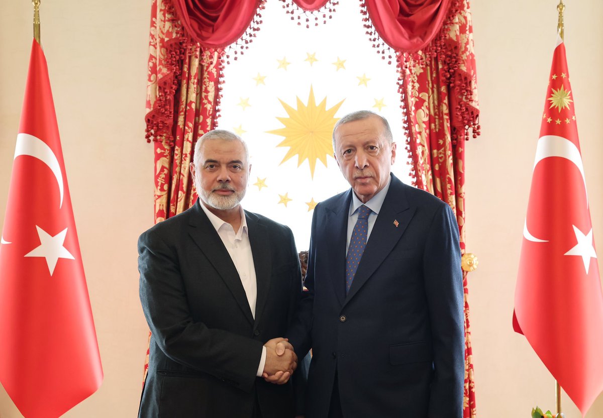 AKP lideri ve Cumhurbaşkanı Recep Tayyip Erdoğan, ABD'nin terör listesine aldığı Hamas Siyasî Büro Başkanı İsmail Heniyye’yi Dolmabahçe Çalışma Ofisi'nde kabul etti...