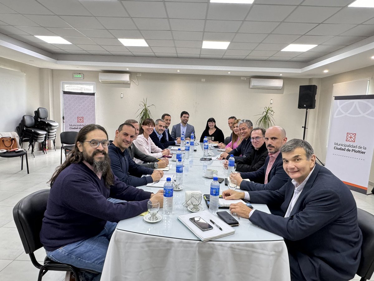 Rolo_Figueroa's tweet photo. El gabinete en el territorio.

Está vez nos reunimos en Plottier con @GloriaARuizok y todo el gabinete de ministros para avanzar en la agenda de gobierno.

Agradezco al intendente  @LuisBertoliniok por el espacio y la bienvenida. https://t.co/3uMaiulFXy