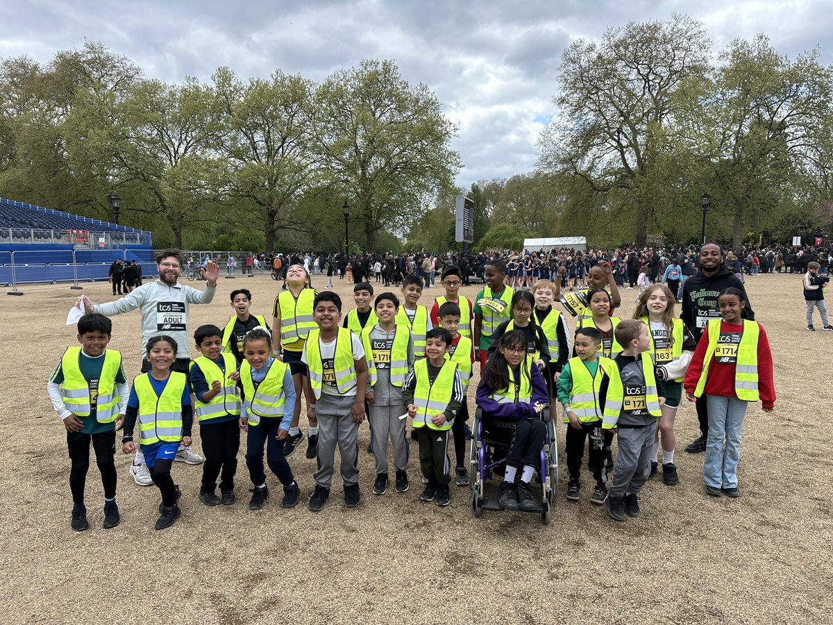 cyriljacksonsch's tweet photo. Team CJ, ready to run the Mini @LondonMarathon! Such an amazing turnout - let’s go! 🏅 https://t.co/zcz19wcWKX