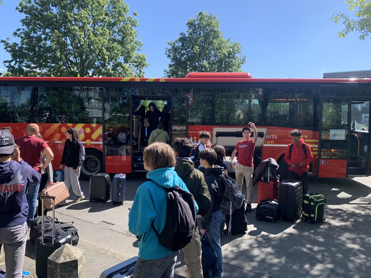 les 180 jeunes haut garonnais sont revenus des 4 départements où ils ont effectués leur séjour de Cohesion #SNU ! Il y avait des larmes et des émotions au #Stadium après 12 jours de liens créés, d’amitiés nées, de Cohesion partagées ! Rejoins l’aventure SNU ! #SNU #cohesion