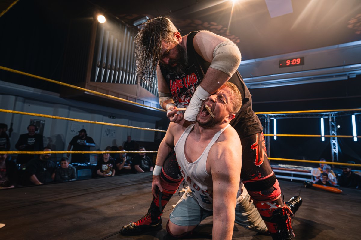 Hardcore Ace Matthews may be a deathmatch legend, but he didn't appreciate @rorywrestler pegging him. My face tells you how rough Rory Coyle was! 📷 Near Dark Photography You can watch the full @TrueGritWrestle Mayhem show here: youtube.com/watch?v=x1sSJ0…