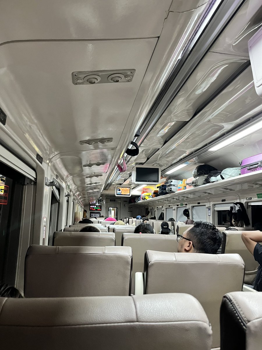 siamaang's tweet photo. Halo @KAI121 , mau laporan dong
Gerbong Premium 2, dengan Kereta Nomer 218 “Jayakarta”. Untuk Toiletnya tolong diperhatikan kembali 😁 https://t.co/gJdOmwzhC6