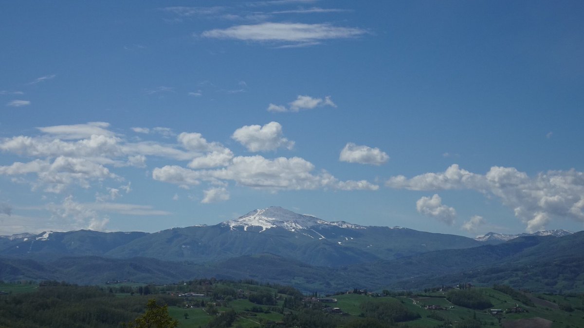 Quando esci con una compagnia “pericolosa” la tirata di collo è assicurata 😂🤪 #noipedaliamoqui sulle strade dell’#appennino modenese #inemiliaromagna 😍 #ciclismo #ciclisti @BelliTiziano