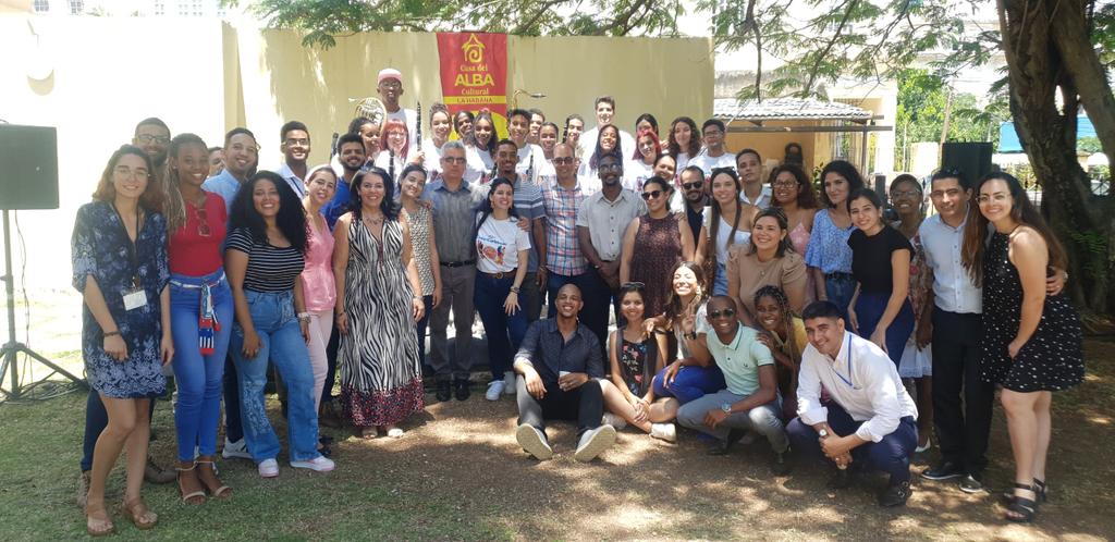 UjcMinrex's tweet photo. UJC MINREX de fiesta🎉 

Los jóvenes de la #DiplomaciaRevolucionaria y la Banda de Boyeros (otra de las geniales ideas del Comandante), celebramos el aniversario 62 de @UJCdeCuba 🇨🇺

Cuando se unen #GenteQueSuma, el resultado es maravilloso ❤️

🥁 @Daya_LaBanda
📍 @CasadelAlbaLH https://t.co/yryoxeILX3