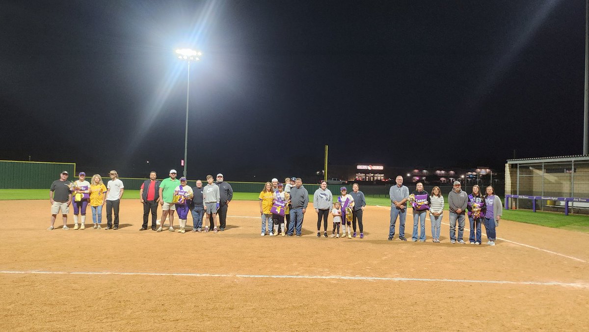 🎓Senior Night 2024 was a huge success! 
@CecilySandoval4 
@CarleighDeeds 
@DestineyMadewe1 
@jamie_varga 
@maddy73254414 
@emmat2024 
These girls have made invaluable impacts on the Farmer Softball program! Grateful for our upcoming playoff season together! 
#seniorszn