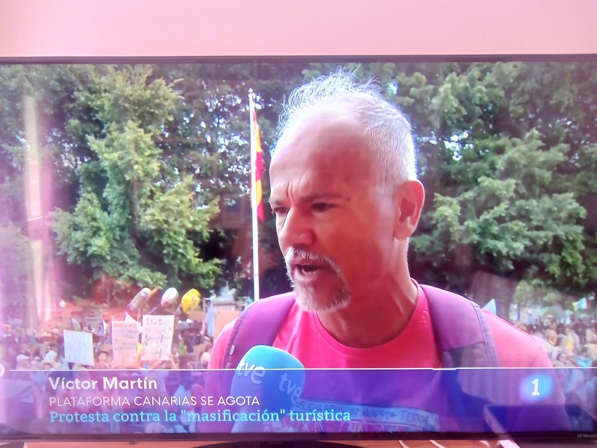 LaraCarrascosa1's tweet photo. #OrgullodeCompi de la @ULL, que lleva años trabajando por la soberanía alimentaria e investigando sobre el tema. Víctor Martín no es de los que más sale en los medios, así que me llevado una gran alegría al verlo en @telediario_tve https://t.co/pm5zka48aM