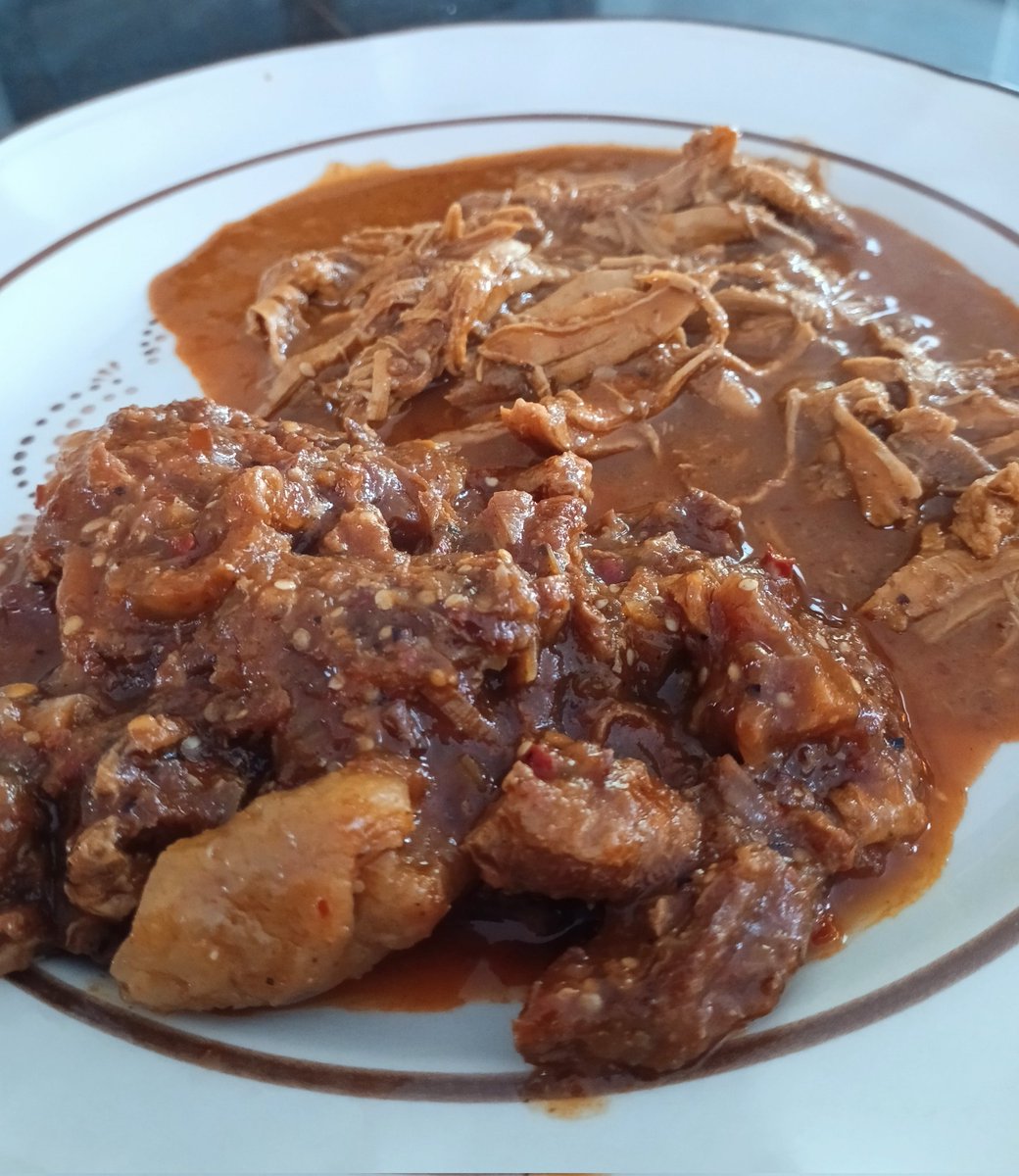 Someone likes ? 

Chicharrón de Cerdo 🐷,  y pollo 🐔 en mole .. 🤤😋

#comidamexicana #food #foodie