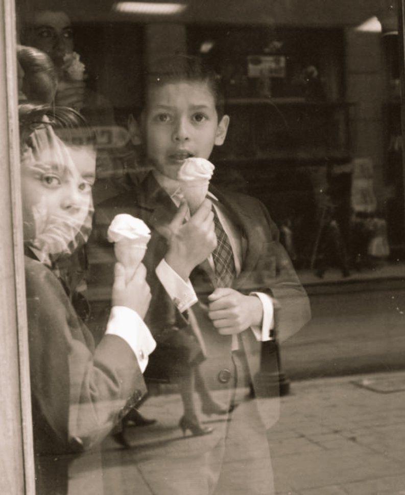 Niños tomando helado en el café Paula 1965 #Santiagocentro  #cafe #años60