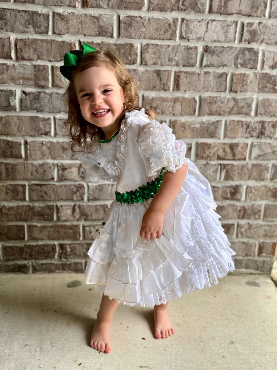 mitzi4vols's tweet photo. My #GrandVol wearing her Mama's cheerleading dress from the early 90s and one of her "princess" dresses! #LoveMyHollinKate #FamilyTradition https://t.co/7a88K8tskM