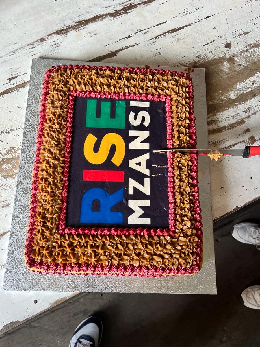 VuyiswaRamokgop's tweet photo. Spreading the love with the people who've showed us love for the past year... 

#RISEMzansiTurns1 
#WeekendofService https://t.co/CWVoEMnhJi