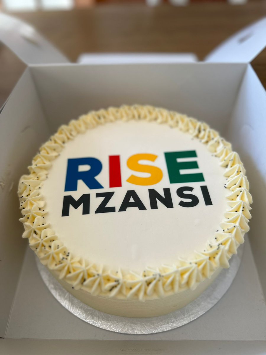 VuyiswaRamokgop's tweet photo. Spreading the love with the people who've showed us love for the past year... 

#RISEMzansiTurns1 
#WeekendofService https://t.co/CWVoEMnhJi