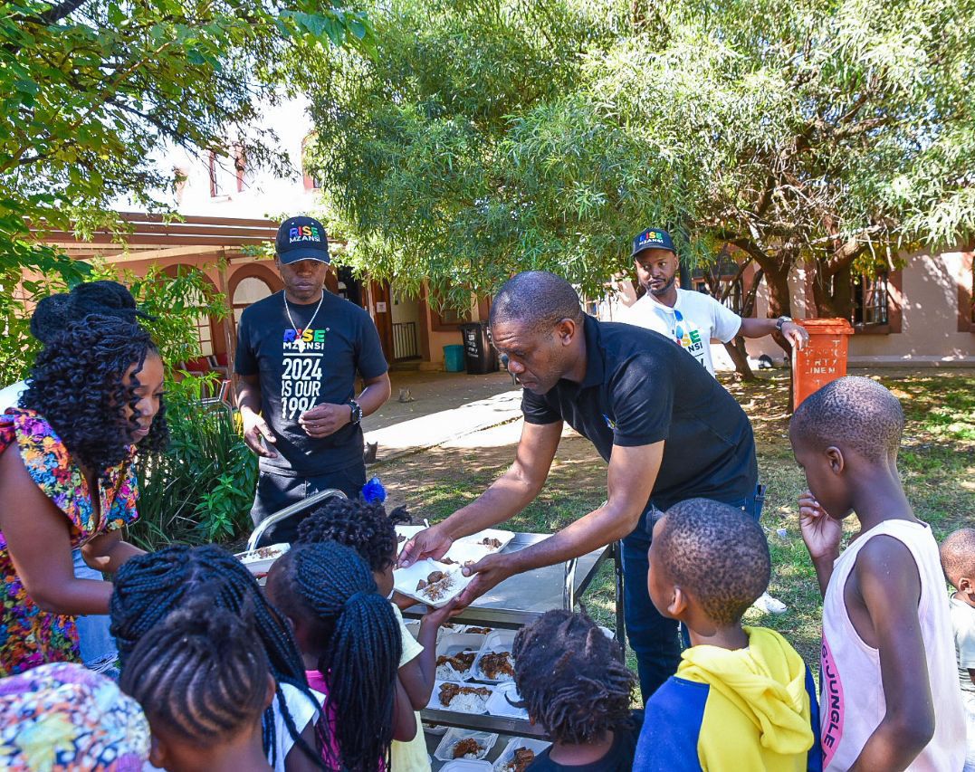 VuyiswaRamokgop's tweet photo. Gauteng💙💛❤️💚

#WeekendofService
#RISEMzansiTurns1
#RISEAgainstHunger #WeNeedNewLeaders https://t.co/2Dc4zEQEJL
