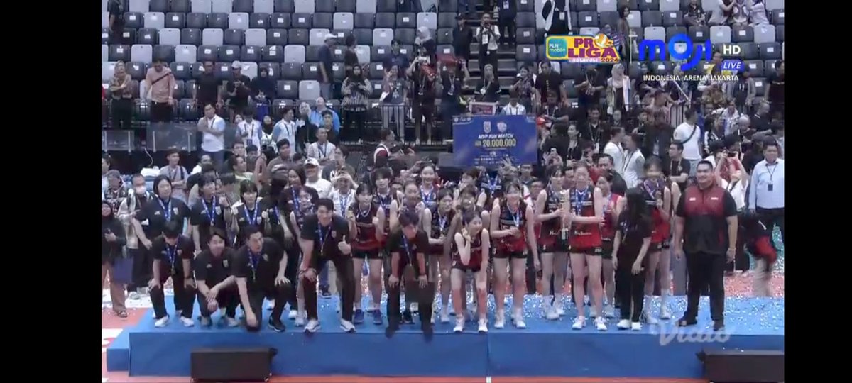 RossaGhea's tweet photo. JKJ Red Sparks memang ga juara di Korea di KOVO V-League. 
Tapi Red Sparks juara di hati semua orang, di hati masyarakat Indonesia.
Definisi Red Sparks semua dirayakan di Indonesia 😍🫶🏻🥰 https://t.co/he5dWcadBl