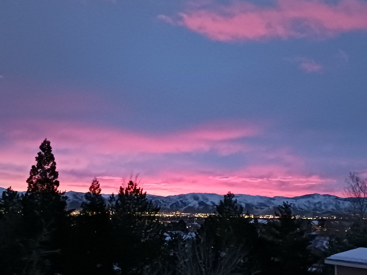 rrobertrob1's tweet photo. Sunrise in Reno, Nevada, USA https://t.co/mdxMzGJnJd