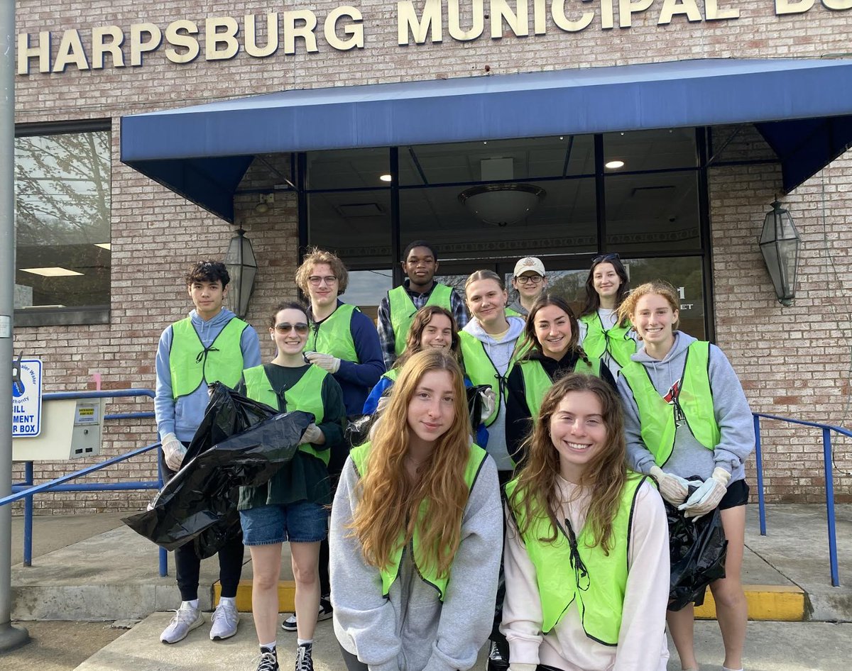 fc_outreach's tweet photo. #FCProud to support our community by cleaning up trash in Sharpsburg for the annual Etna-Sharpsburg Earth Day Challenge! #BeTheChange https://t.co/2kbwmdCAB7