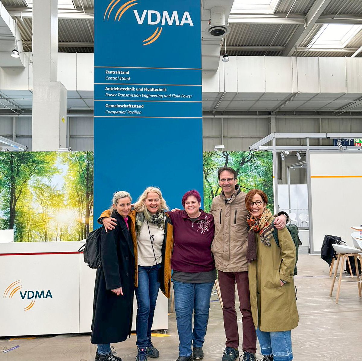 VDMAonline's tweet photo. Es kann losgehen. Das VDMA Messeteam freut sich auf die #HM24. Besuchen Sie uns auf der @hannover_messe am VDMA Zentralstand in Halle 6. Alle Infos: https://t.co/qHDZ1InVra https://t.co/1rEqFJhdPH