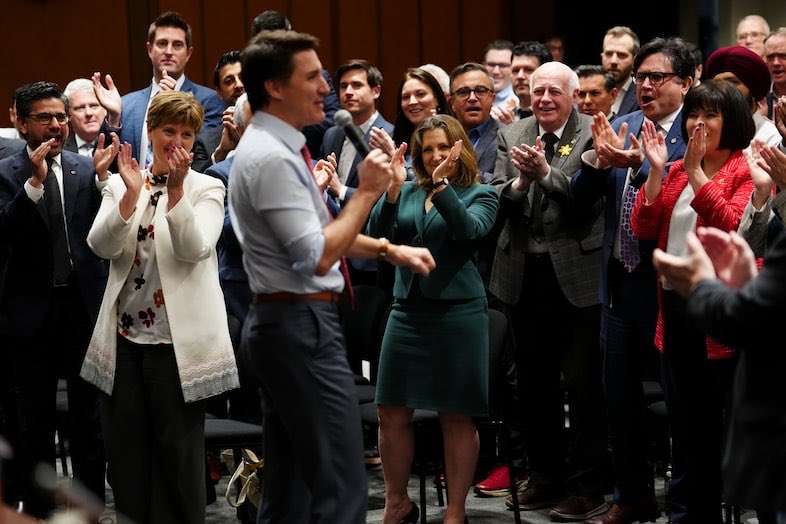 Liberals set internal goal to narrow polling gap by five points come July, according to sources theglobeandmail.com/politics/artic…