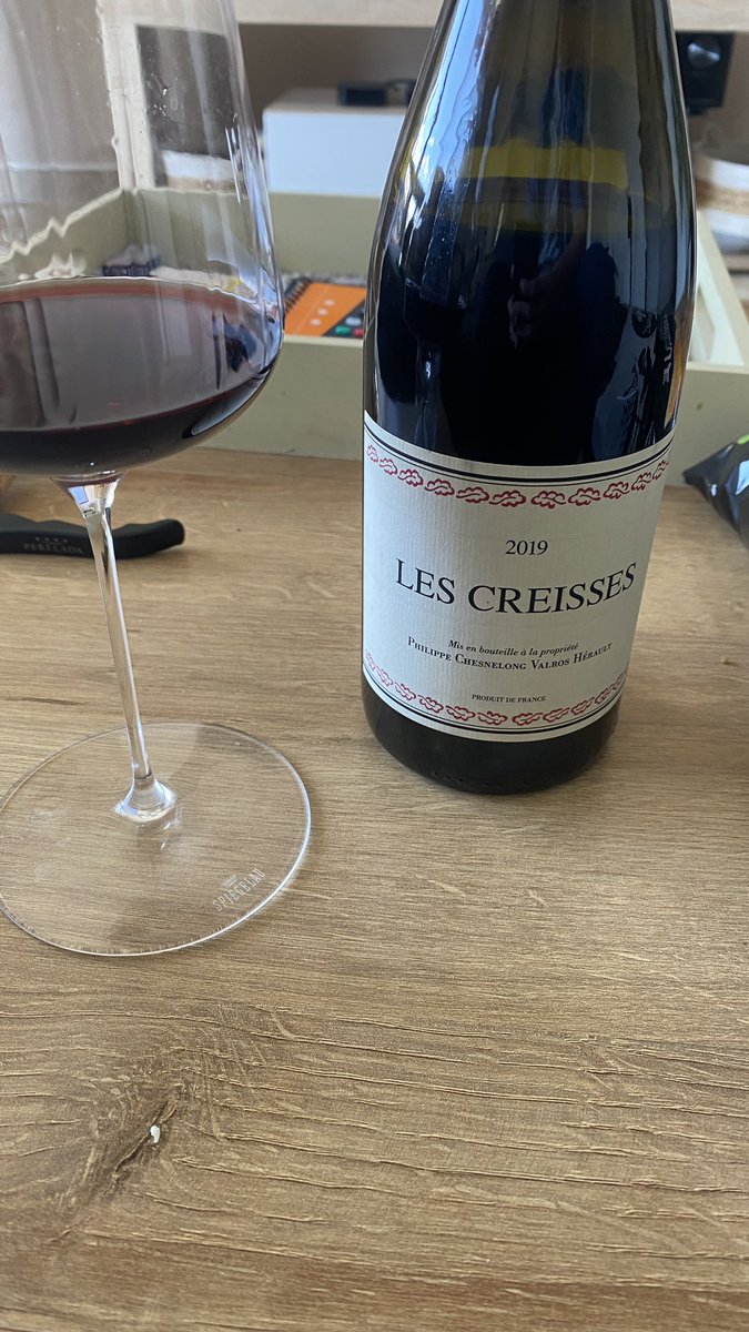 C’est intéressant ce vinÇa demande de l’aération mais du fruit mûr, confit, opulent avec un fond grué de cacao et herbes de provence
En bouche c’est bien équilibré et remarquable de légèreté et d’acidité 
Par contre c’est un peu court en bouche
Parfait avec entrecôte champignons!