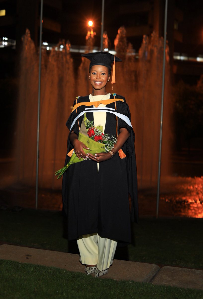 ree_ketso's tweet photo. It just got two degrees hotter🥹🔥👩🏽‍🎓🎓🍾🥂

PS: 😂I knew the lyrics and then when we recorded they just vanished https://t.co/R0VxppbcPe