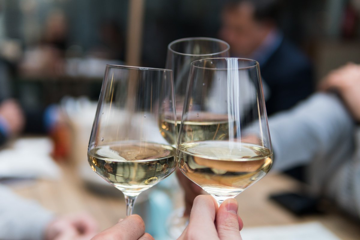 EverWonderWine's tweet photo. Ever Wonder? What's the difference between Chardonnay and Sauvignon Blanc? Here's a quick summary...
https://t.co/t2YGi7Rkm8

#Wine #WineBlog #WineReviews #WineWeekend #WineLover #WineFacts #WineNotes #Chardonnay #SauvignonBlanc #WhiteWine https://t.co/WxvnAVOkTP