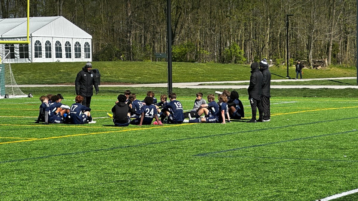 07B NL and Coach Durs regrouping at half of their @nationalacademyleague match at Crossroads Showcase. #FireFamily #development #PathwaytoCollege