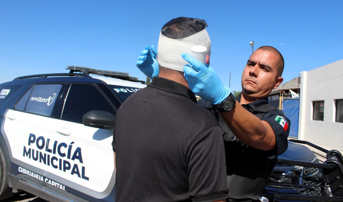 👮🏻‍♂️🩺 En base a la preocupación del actual director de la DSPM, Julio César Salas González, fue gestionada la entrega de maletas de primeros auxilios, con el fin de brindar mejor servicio a las y los ciudadanos de #ChihuahuaCapital que así lo requieran.